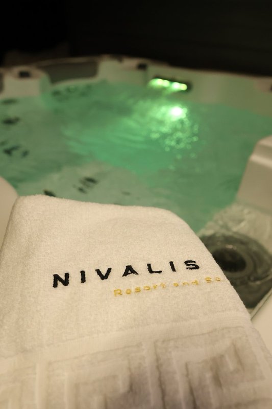 Jacuzzi privat cu vedere la munte iarna la Nivalis