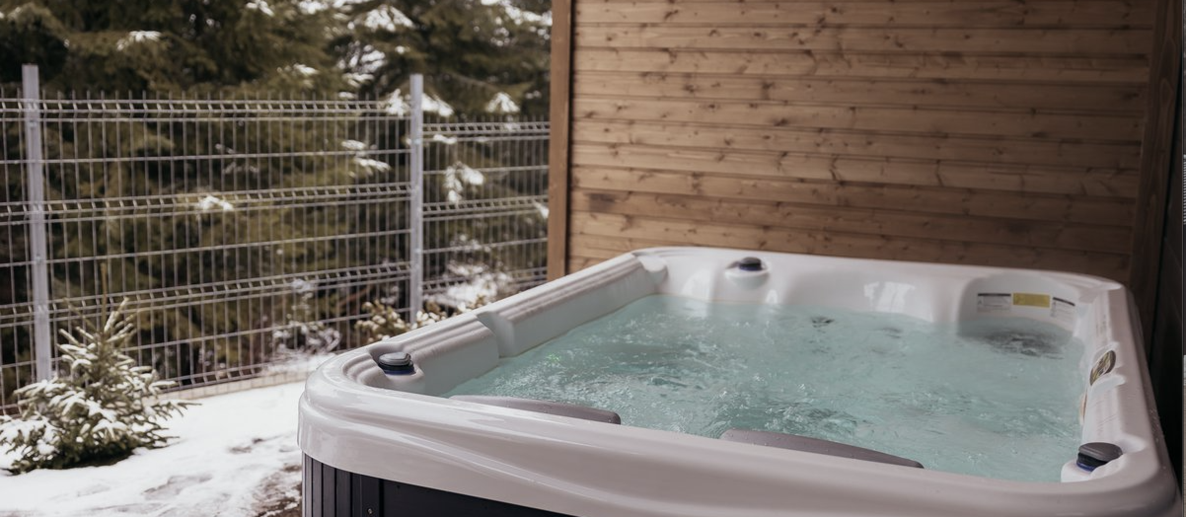 Jacuzzi cu vedere la munte iarna la Nivalis Resort & SPA