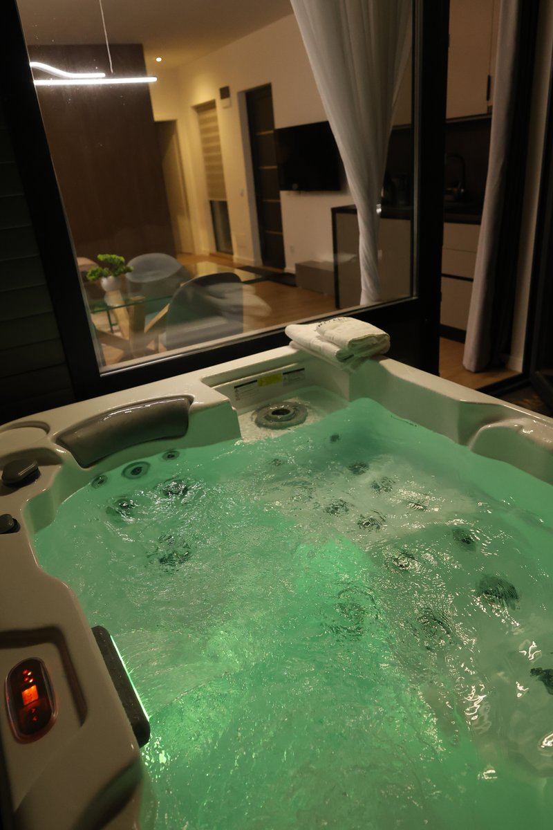 Jacuzzi noaptea iarna la Nivalis Resort & SPA