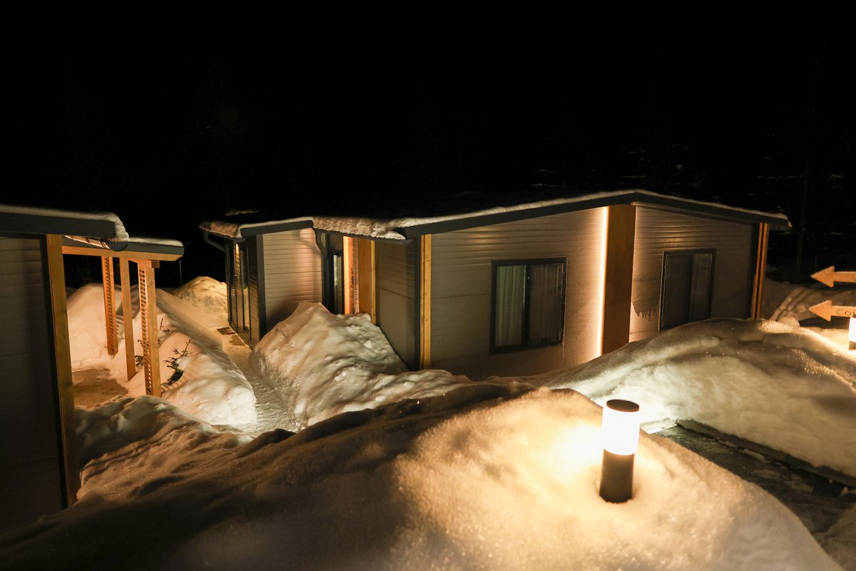 Nivalis Resort & SPA luminat în zăpadă noaptea