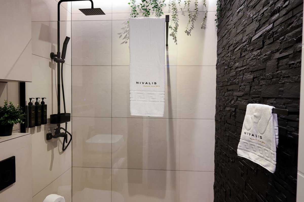 Contemporary shower design at Nivalis Resort & SPA